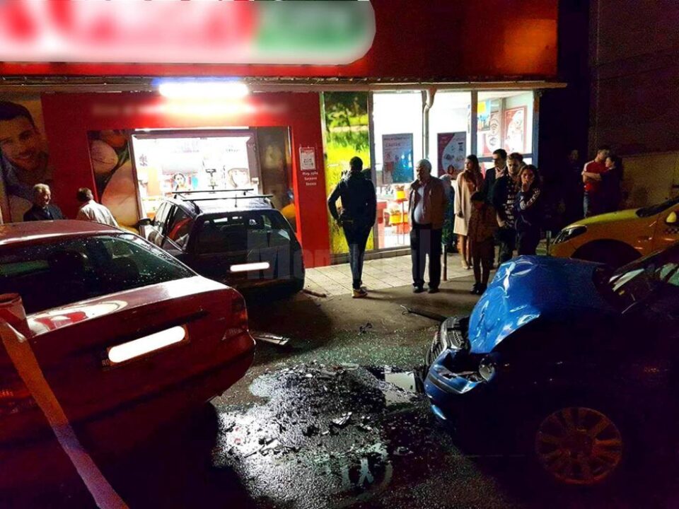 O mare parte din autoturismul Opel a pătruns prin uși în magazin, fiind foarte aproape de a lovi o angajată a magazinului