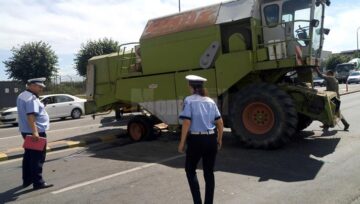 O combină a provocat un accident și a paralizat traficul din Suceava