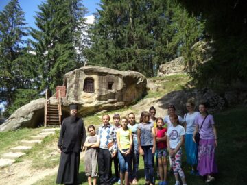 Un grup de copii volohi din Ucraina au vizitat Mănăstirea Putna și Cetatea de Scaun a Sucevei