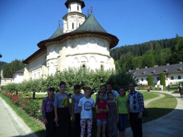 Un grup de copii volohi din Ucraina au vizitat Mănăstirea Putna și Cetatea de Scaun a Sucevei