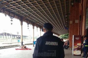 Polițiștii care sunt de serviciu la Postul de Poliție din Gara Burdujeni sunt însoțiți de câte un jandarm