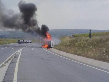 O mașină a luat foc după un accident pe șoseaua de centură a Sucevei