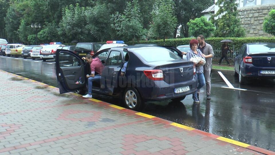 Polițista locală Carmen Mirela Acsântoaie, acuzată de furt, va fi cercetată sub control judiciar