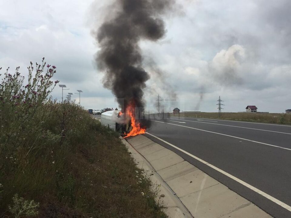 În urma impactului, mașina a luat foc și a ars violent