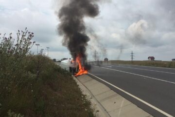 În urma impactului, mașina a luat foc și a ars violent