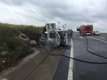 Focul a fost stins în scurt timp, însă mașina nu a mai putut fi salvată