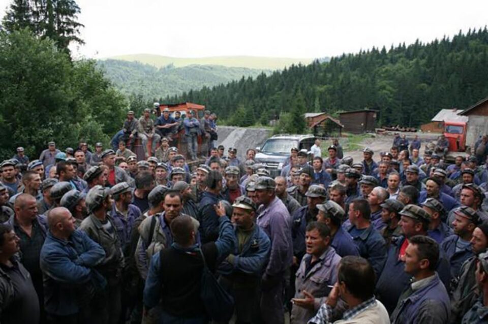 Fără salarii de trei luni, minerii de la exploatarea de uraniu de la Crucea au sistat, ieri, încărcarea minereului pentru transport la uzina de prelucrare de la Feldioara Fără salarii de trei luni, minerii de la exploatarea de uraniu de la Crucea au sistat, ieri, încărcarea minereului pentru transport la uzina de prelucrare de la Feldioara