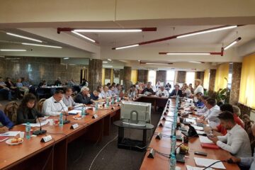 Proiectul de hotărâre a fost aprobat la limită, cu 12 voturi "pentru", 3 abțineri și 8 voturi contra