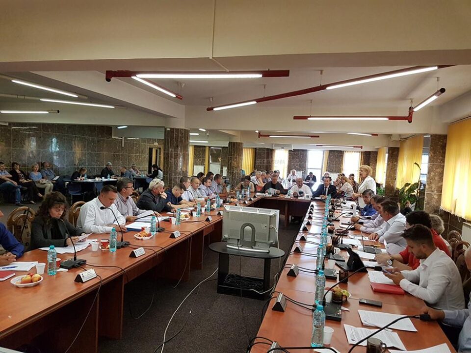 Proiectul de hotărâre a fost aprobat la limită, cu 12 voturi "pentru", 3 abțineri și 8 voturi contra Proiectul de hotărâre a fost aprobat la limită, cu 12 voturi "pentru", 3 abțineri și 8 voturi contra