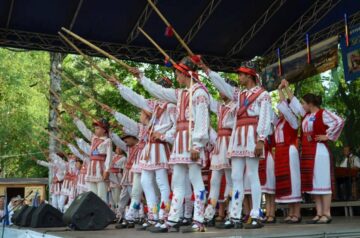 Festivalul național pentru copii și tineret „Dorna, plai de joc și cântec”, inclus în Consiliul Internațional de Organizare a Festivalurilor Folclorice