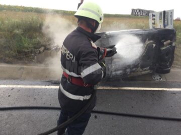 O mașină a luat foc după un accident pe șoseaua de centură a Sucevei
