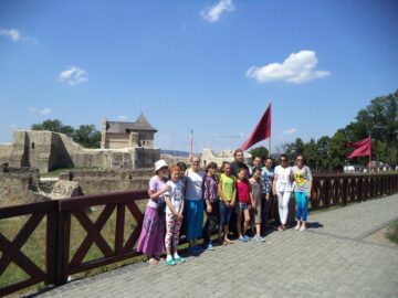Copii volohi în vizită la Cetatea de Scaun a Sucevei