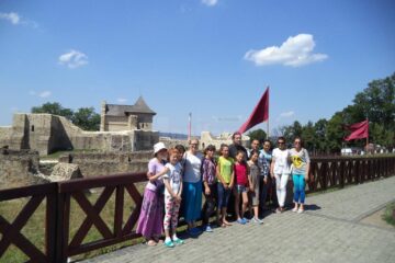 Copii volohi în vizită la Cetatea de Scaun a Sucevei