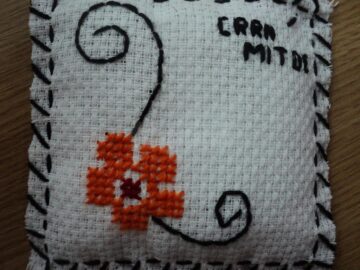 Tablouri din materiale reciclabile, colaje, împletituri, toate realizate de bolnavii de la centrele de recuperare de la Mitocu Dragomirnei și Zvoriștea