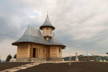 ÎPS Pimen și PS Damaschin Dorneanul vor oficia slujba de sfințire de la Schitul Salaș