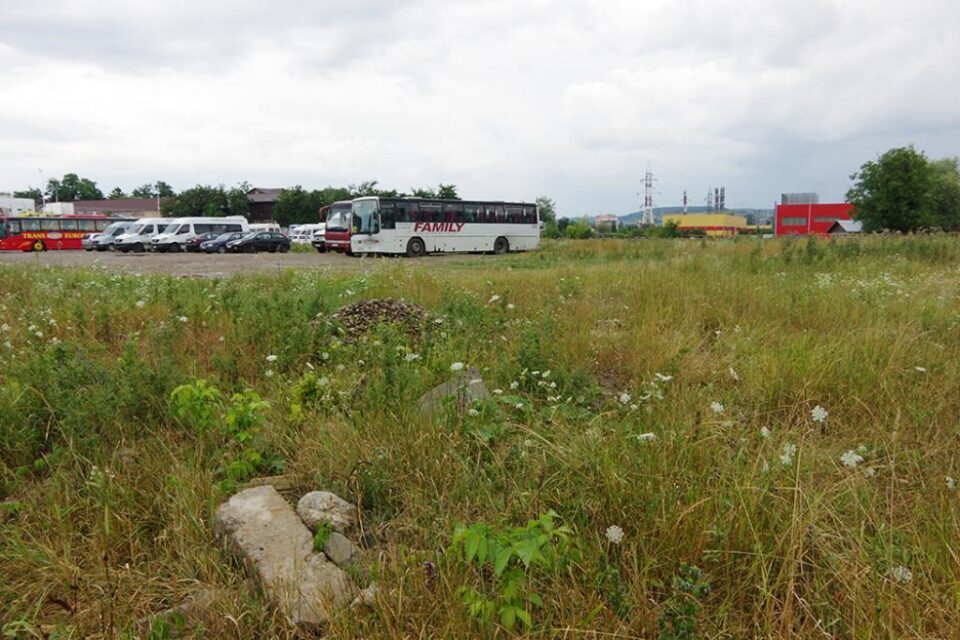 Zona pe care se va dezvolta complexul imobiliar cu blocuri de 10 etaje