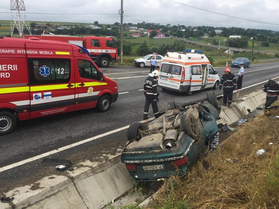 Mașina scăpată de sub control a lovit un mal de pământ, a rupt mai multe indicatoare rutiere de pe marginea drumului și a ajuns pe cupolă în șanț