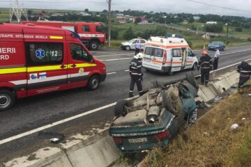 Mașina scăpată de sub control a lovit un mal de pământ, a rupt mai multe indicatoare rutiere de pe marginea drumului și a ajuns pe cupolă în șanț