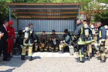 Pompierii în timpul pregătirii momentului intrării în încăperea în care se provoacă incendii