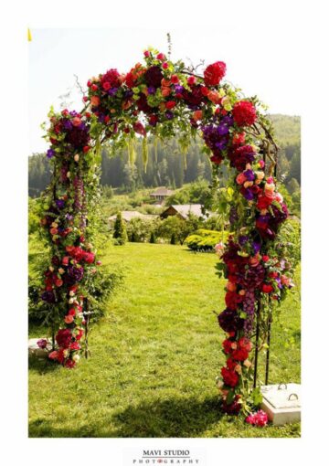 Nuntă de poveste într-un decor spectaculos și extravagant, realizat de cei mai buni designeri florali din Suceava FOTO: MAVI Studio