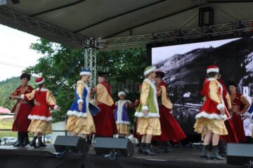 Dansuri în costume tradiționale poloneze