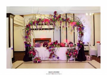 Ornamentele de la masa mirilor au fost făcute de cei de la Floral Couture FOTO: MAVI Studio