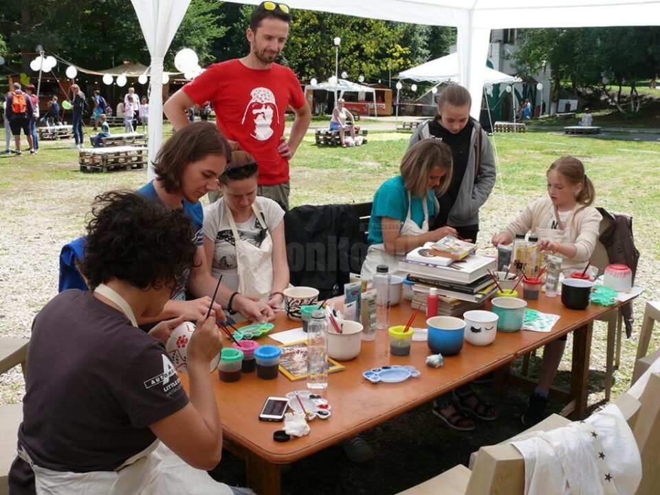 Ioan Sumedre îndrumă mamele și copiii în arta decorării