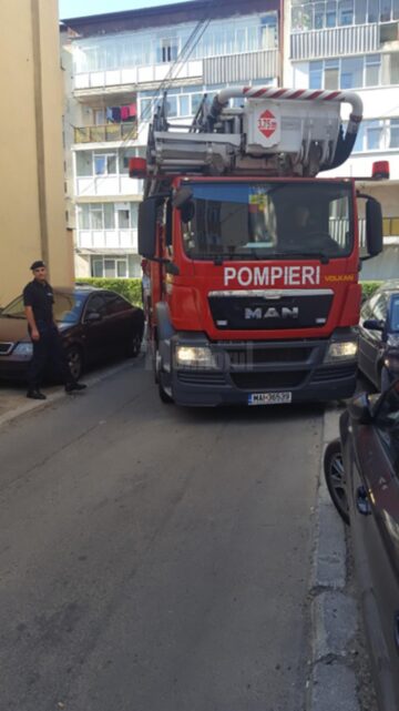 Zeci de blocuri mansardate, două școli, un spital și o policlinică ar arde ca o torță deoarece pompierii n-au acces sau accesul e dificil
