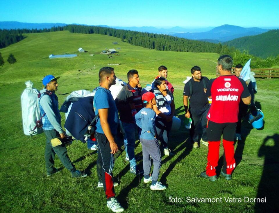Salvamontiștii dorneni fac apel către turiști și culegătorii de fructe de pădure să păstreze marcajele și indicatoarele intacte