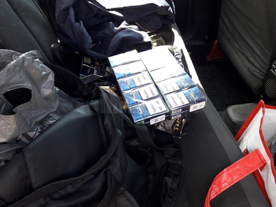 Țigări și băutură de contrabandă, descoperite în urma unui control în trafic