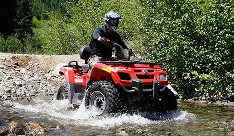 ATV neînmatriculat, condus de un tânăr fără permis, urmărit în trafic de polițiști