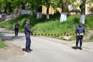 Zeci de blocuri mansardate, două școli, un spital și o policlinică ar arde ca o torță deoarece pompierii n-au acces sau accesul e dificil