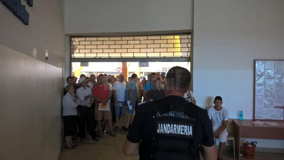 Ordinea este asigurată cu jandarmii
