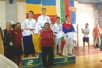 Medaliatul cu aur, Marcian Drelciuc, alături de profesorul Mihai Pascal