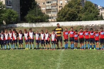 Copiii sub 12 ani de la CSȘ Gura Humorului (stânga) au făcut un turneu mult mai bun la Timișoara, în a doua etapă a Circuitului Național de MiniRugby