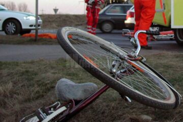 Un biciclist a fost accidentat mortal de un autoturism care venea din spate