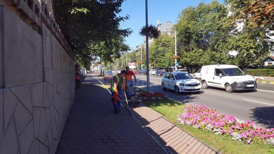 Pistele de bicicletă din Suceava, refăcute pentru a nu se mai opri în stâlpi