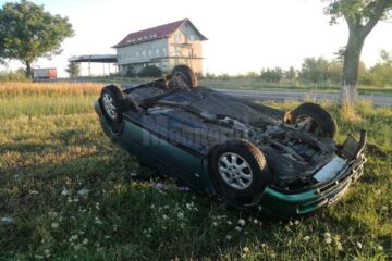 Din cauza vitezei și a consumului de alcool la volan, autoturismul nu a mai putut fi controlat și s-a răsturnat în afara drumului