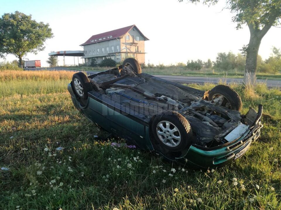 Din cauza vitezei și a consumului de alcool la volan, autoturismul nu a mai putut fi controlat și s-a răsturnat în afara drumului