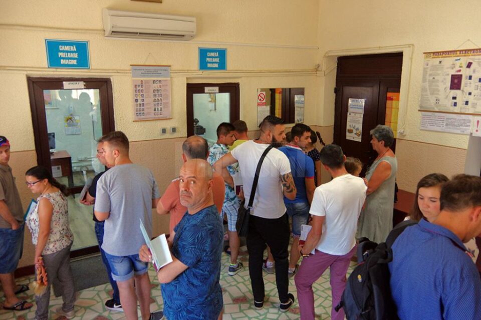 Cu șapte angajați în minus, Serviciul Pașapoarte face cu greu față avalanșei de solicitanți
