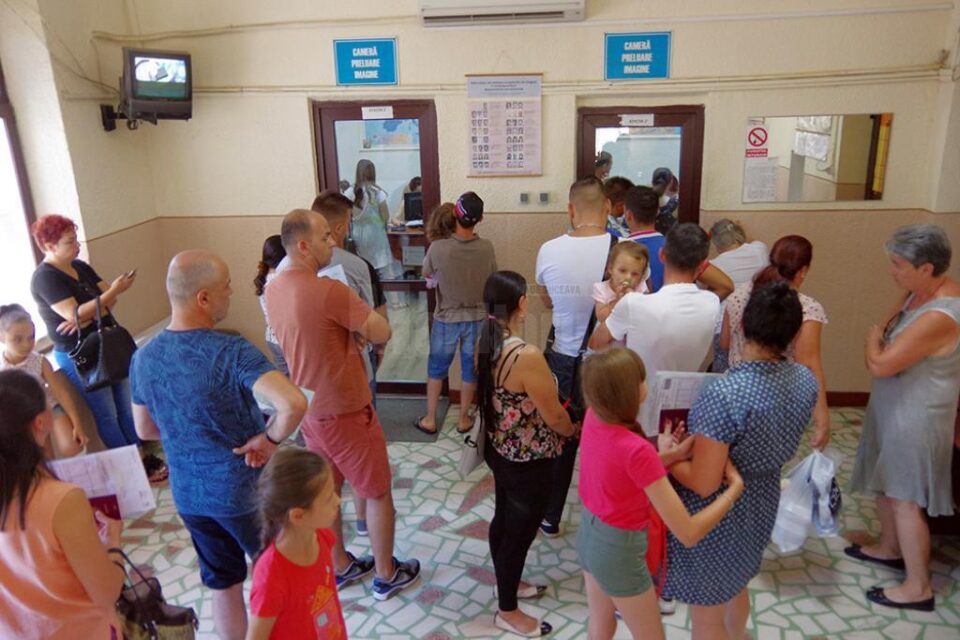 Cu șapte angajați în minus, Serviciul Pașapoarte face cu greu față avalanșei de solicitanți