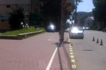 Pistele de biciclete trasate în 2012 se opreau adeseori în stâlpii de pe marginea drumului