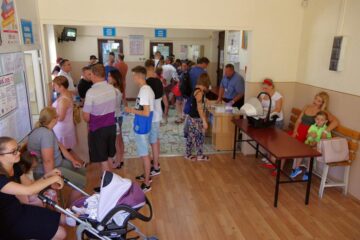 Ieri, cei 18 angajați au avut în lucru solicitările corespunzătoare a 220 de bilete cu numere de ordine și a 100 de programări online