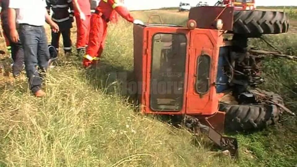 Un bărbat a fost rănit grav după ce tractorul pe care îl conducea s-a răsturnat peste el