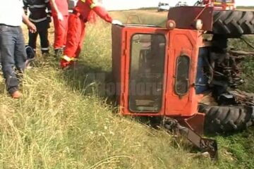 Un bărbat a fost rănit grav după ce tractorul pe care îl conducea s-a răsturnat peste el