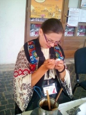 Ionela Pentelescu (Colegiul „Mihai Eminescu” Suceava) a câștigat Premiul I la meșteșugul de încondeiere a ouălor