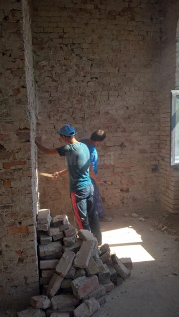 Lucrările de decopertare se fac atât la interior cât și la exterior