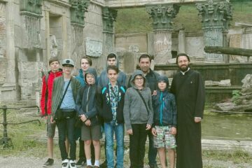 Cei șapte copii fac parte din grupa de cateheză de la Biserica „Sfântul Dumitru” din Suceava și au fost însoțiți de părintele Justinian Cojocar