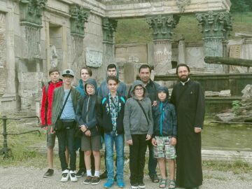 Cei șapte copii fac parte din grupa de cateheză de la Biserica „Sfântul Dumitru” din Suceava și au fost însoțiți de părintele Justinian Cojocar