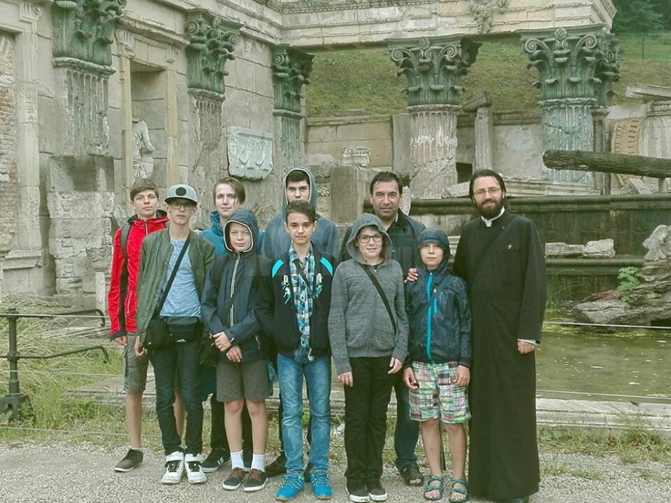 Cei șapte copii fac parte din grupa de cateheză de la Biserica „Sfântul Dumitru” din Suceava și au fost însoțiți de părintele Justinian Cojocar Cei șapte copii fac parte din grupa de cateheză de la Biserica „Sfântul Dumitru” din Suceava și au fost însoțiți de părintele Justinian Cojocar